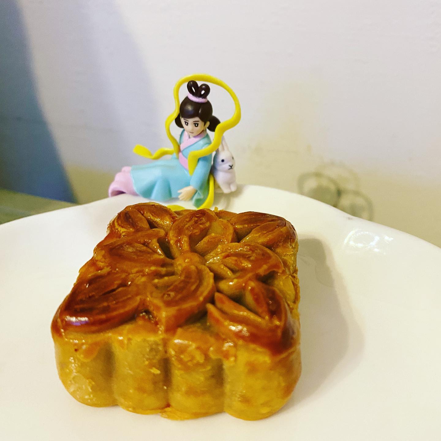 🌝 後面的影子好有趣唷#moonfestival #mooncake #cake #杯緣子 #taipei #taiwan